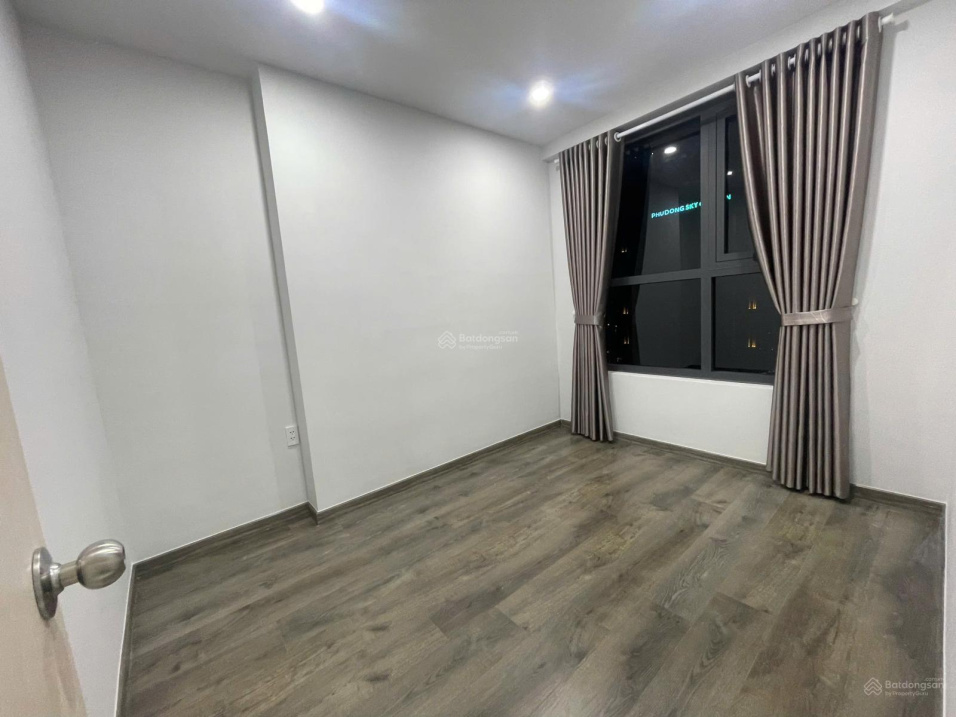 Modern 2-Bedroom Apartment in High-Rise Building
