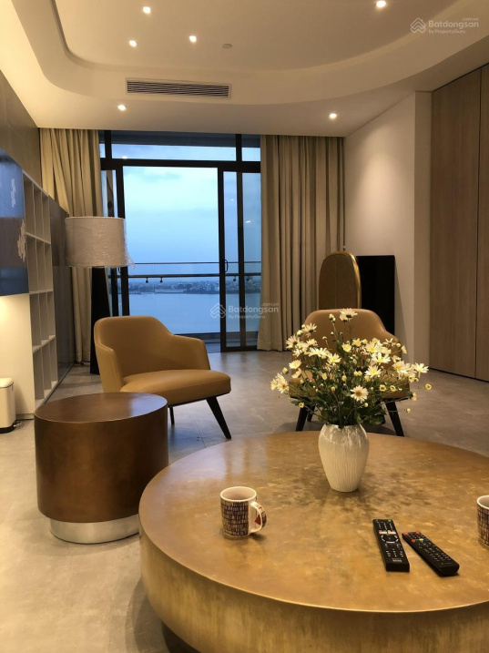 Luxury 3-Bed Apartment with Lake View