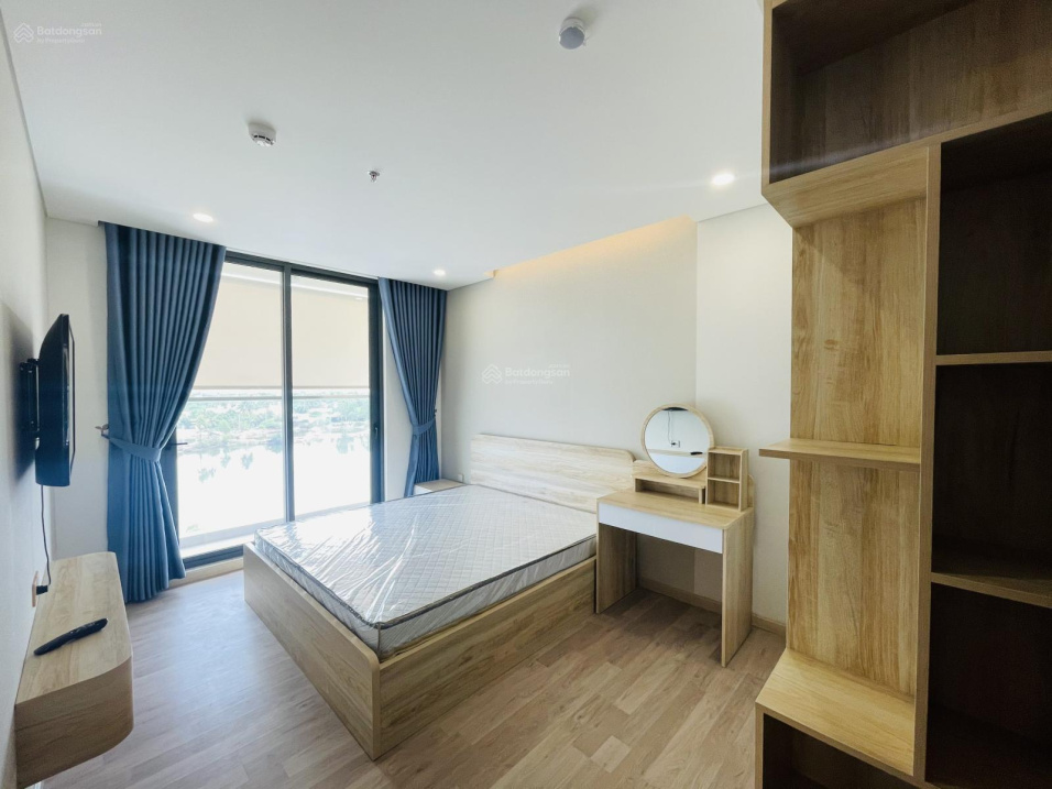 Luxury 2-Bed Riverside Apartment with River View