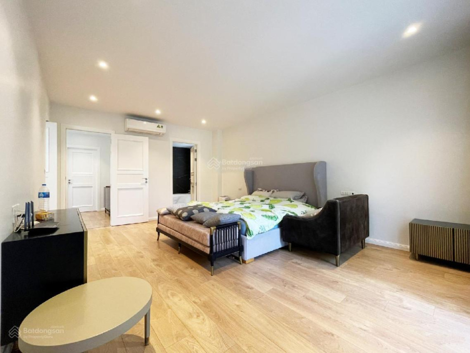 Modern 5-Floor House with 3 Bedrooms