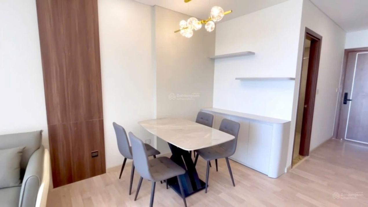 Modern 2-Bed Luxury Riverside Apartment with Views