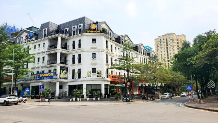 Large Corner Townhouse with Double Frontage