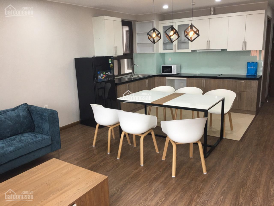 Modern 2BR Apartment with West Lake View