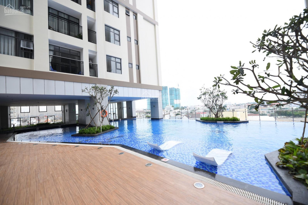 New apartment with pool view, ready to move in