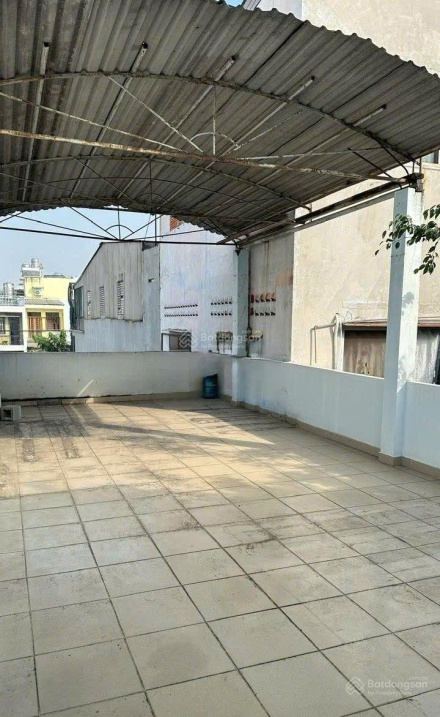 Spacious Two-Story House with Rooftop Terrace