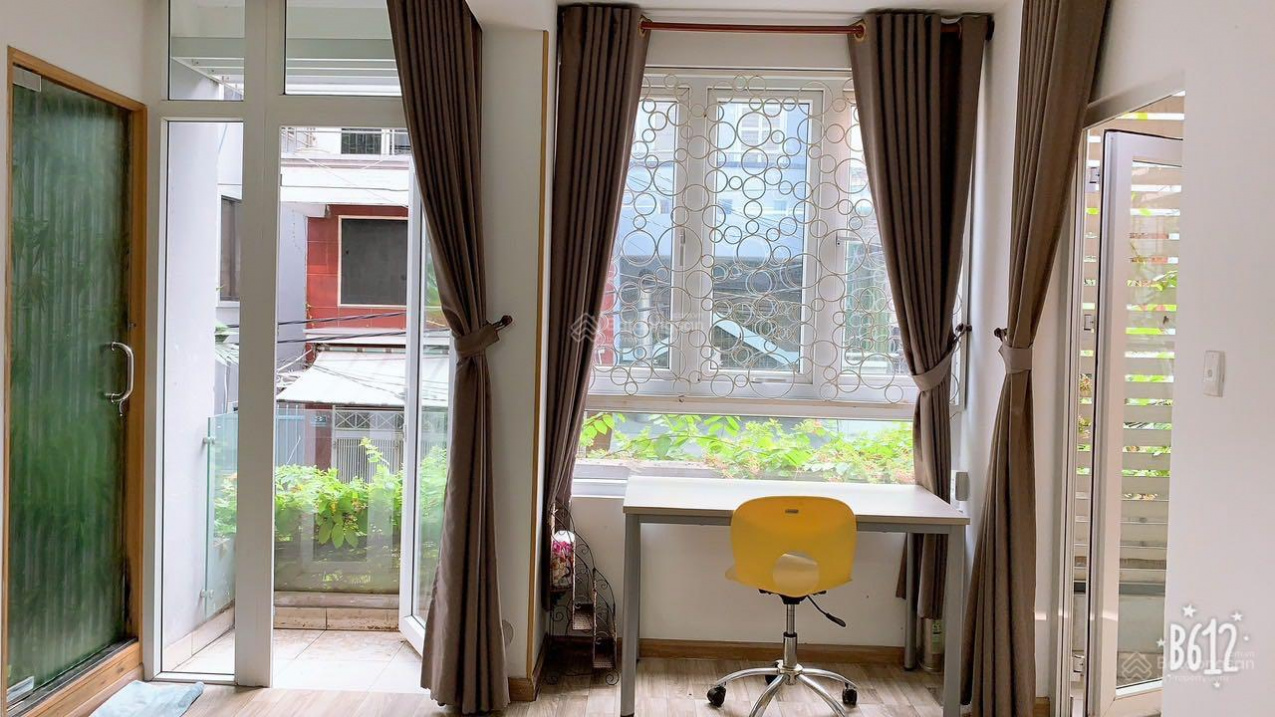 Modern Studio with Balcony and Full Kitchen