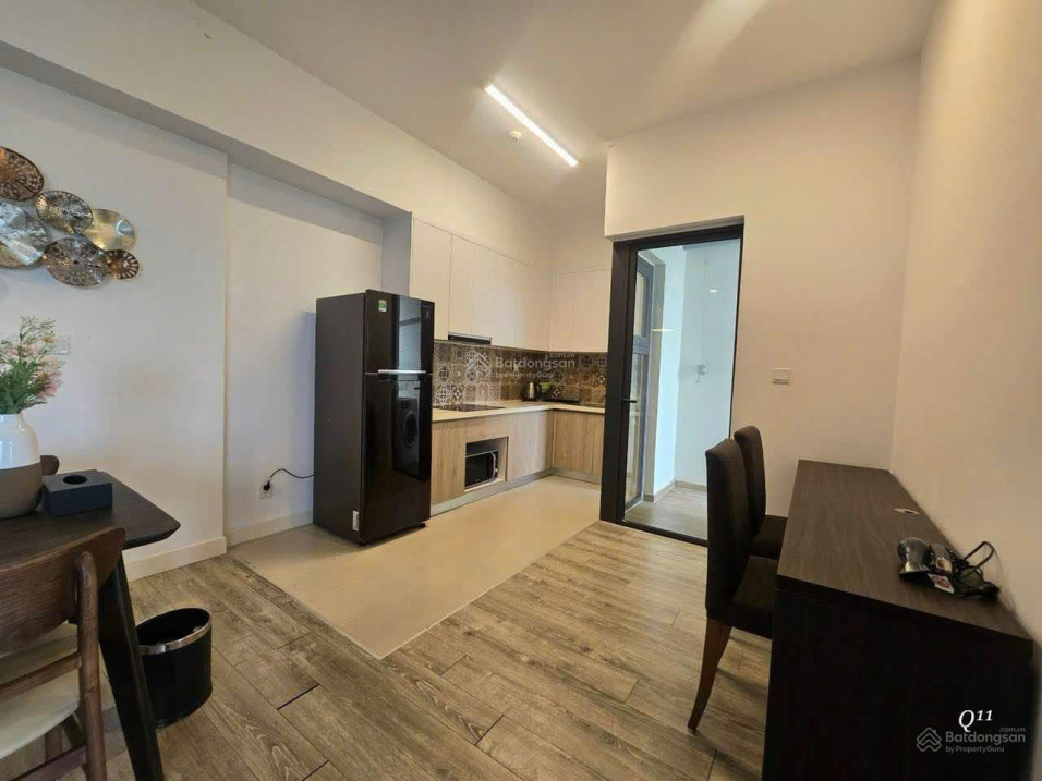 Modern 2-Bed Apartment with Golf Course View