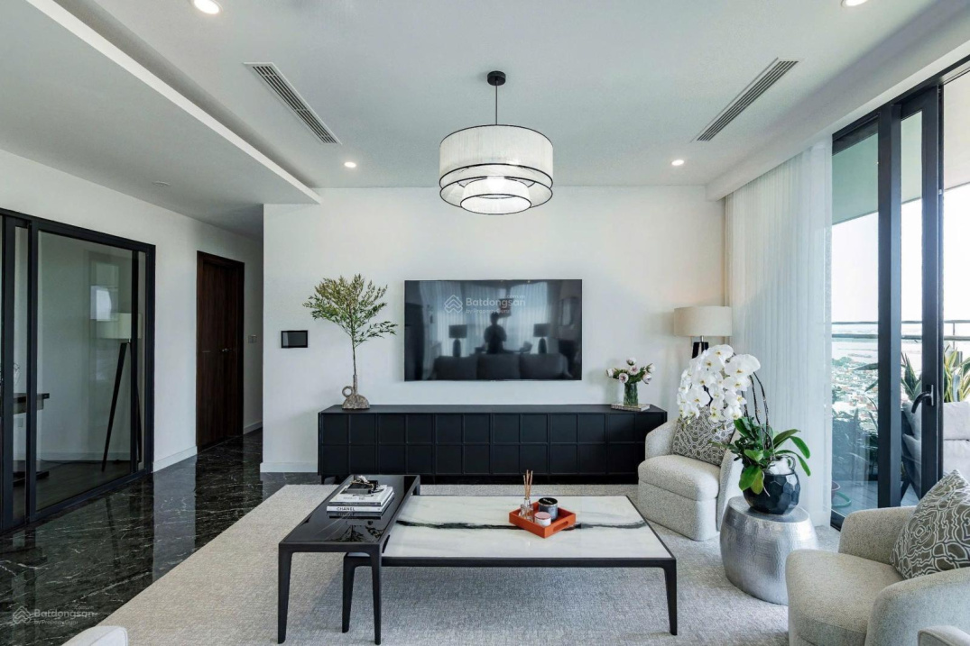 Modern 2-Bedroom Apartment with Designer Interior