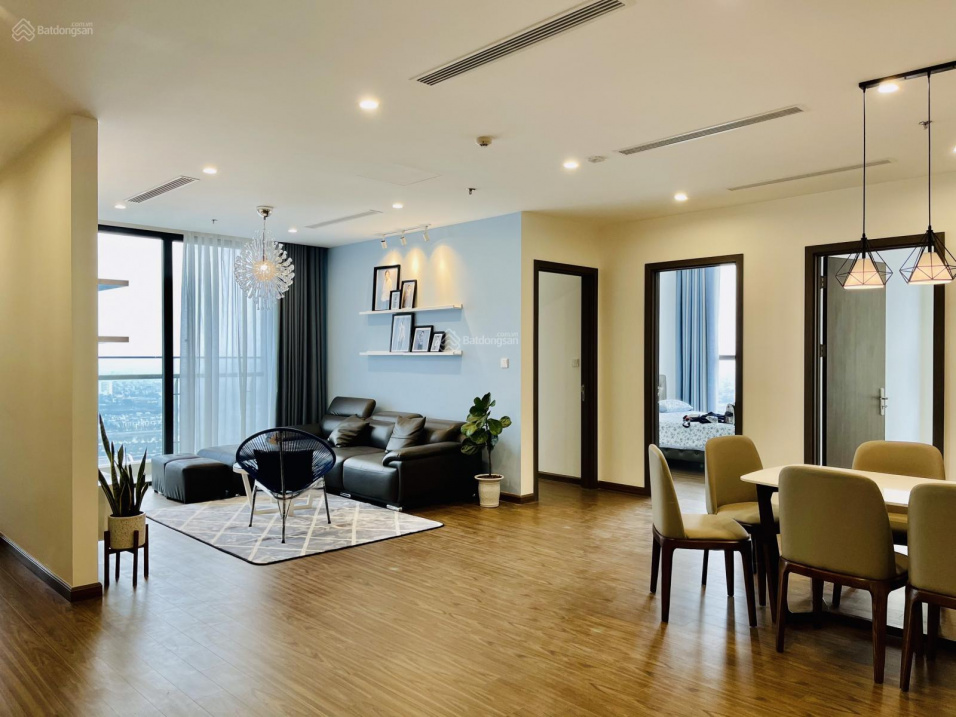 4-Bedroom Corner Apartment with City Views
