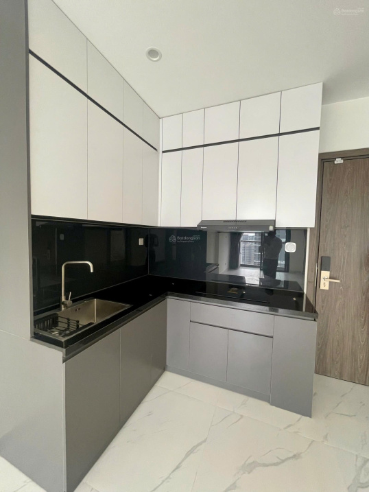 Modern 1 Bedroom Apartment with Balcony