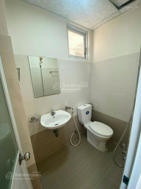 Modern 2-Bed Apartment Near Beach with Balcony