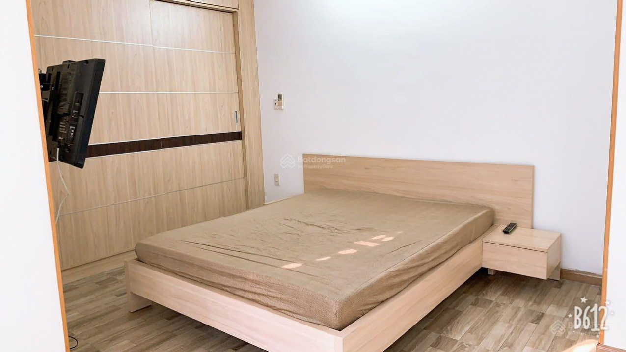 Modern Studio with Balcony and Full Kitchen