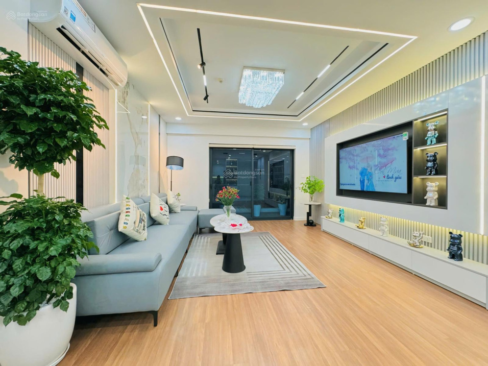 Modern 2-Bedroom Apartment with West Lake View