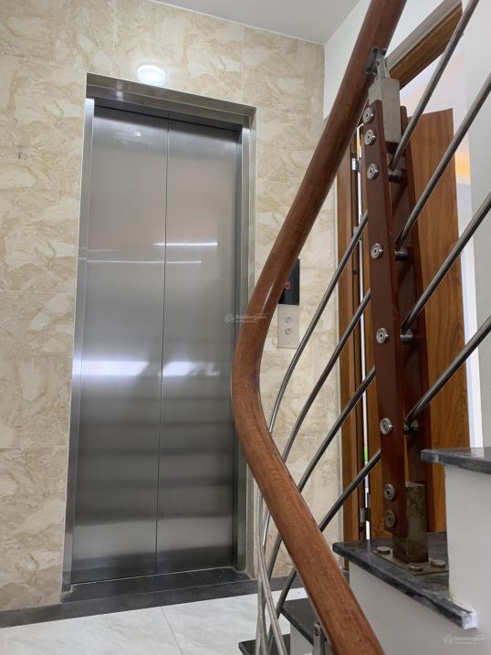 Modern Apartment with Elevator in Central Location