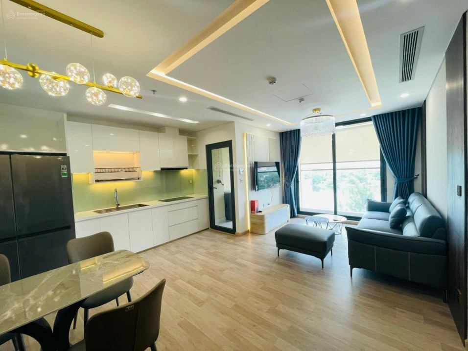 Luxury 2-Bed Riverside Apartment with River View