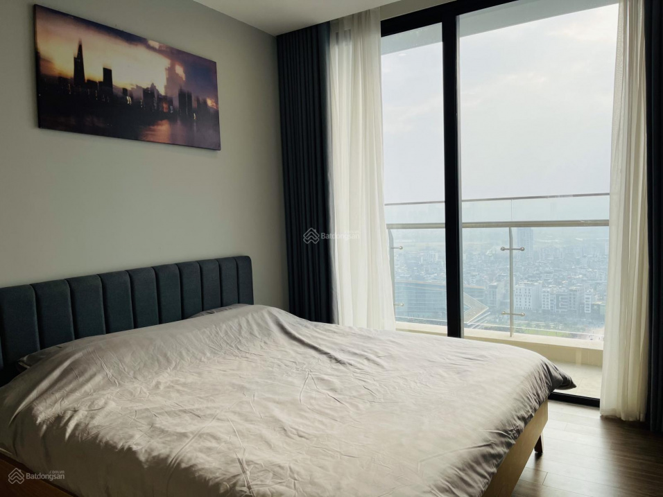 4-Bedroom Corner Apartment with City Views