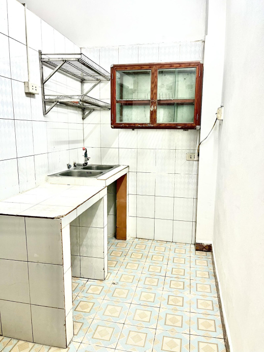 Spacious Townhouse Near Schools and Markets