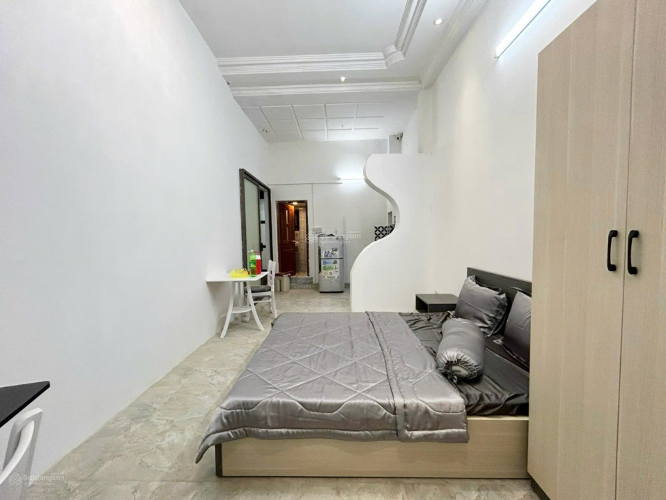 Modern Studio Near Airport with Kitchen