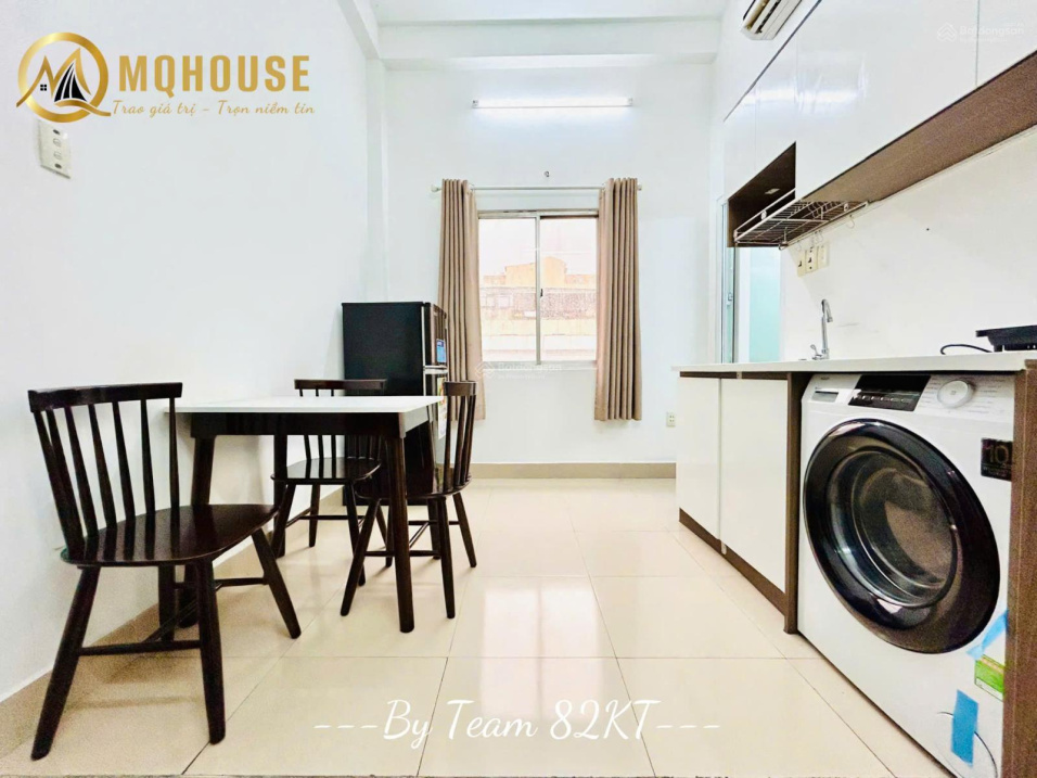 Modern 1 Bedroom Apartment with Balcony