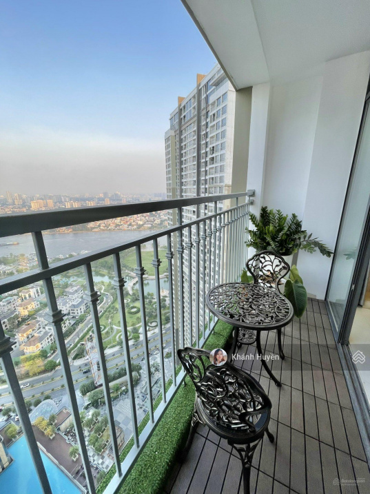 Modern 2-Bedroom Apartment with City View