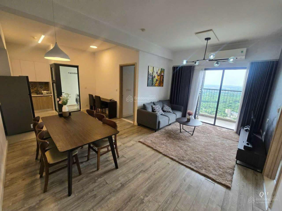 Modern 2-Bed Apartment with Golf Course View