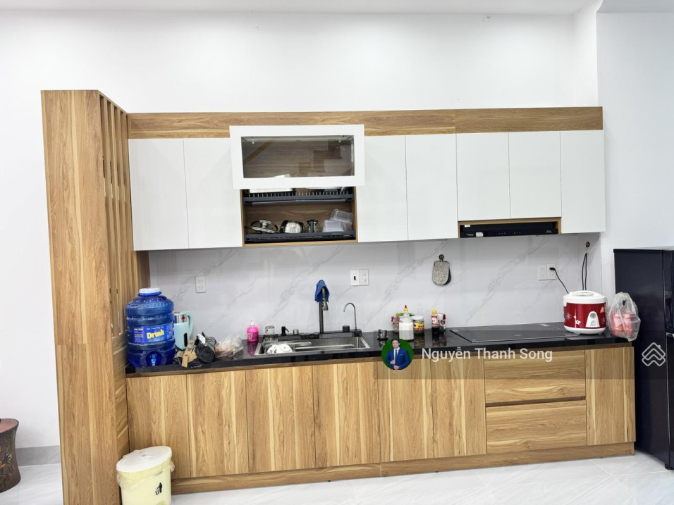 Spacious 4-Bedroom House with Mountain Views