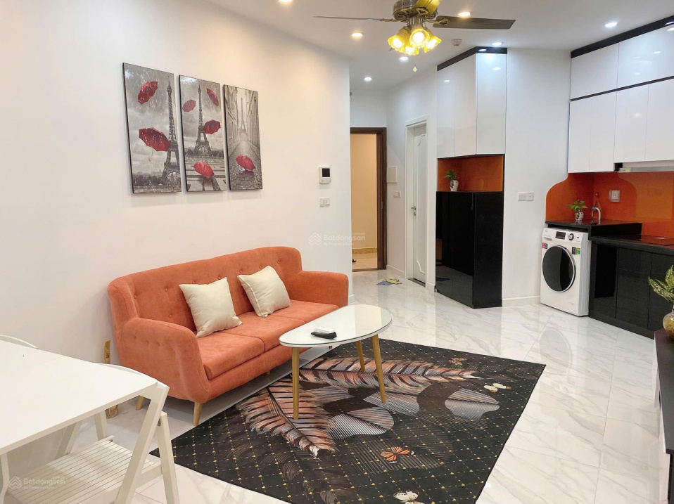 Modern 1-Bedroom Apartment with West Lake View