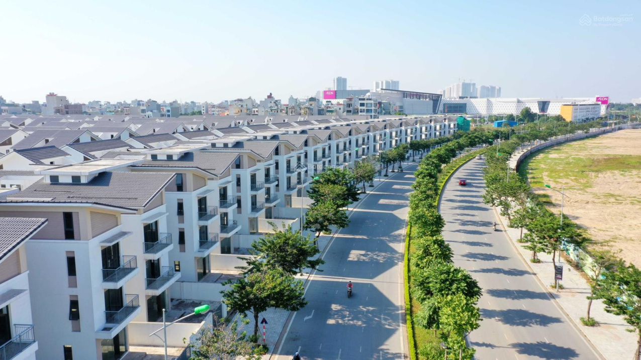 Spacious 3-Story Townhouse Development with Waterfront