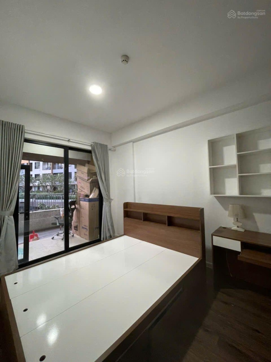 Modern 2-Bed Apartment with Pool View