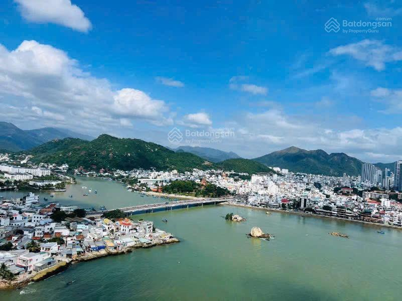 Seafront 2-Bed Apartment in Muong Thanh Complex