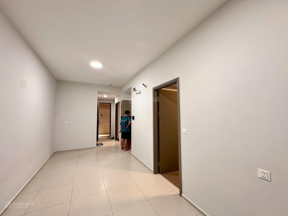 Modern 2-Bedroom Apartment with Pool View