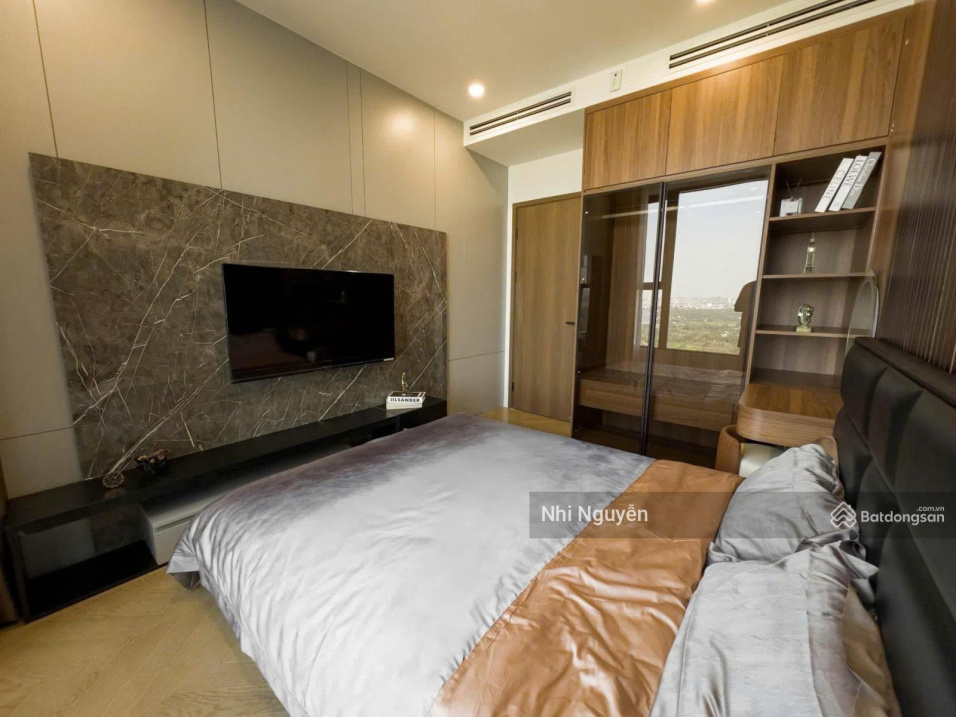 Modern 2-Bedroom Riverside Apartment with Luxury Interior