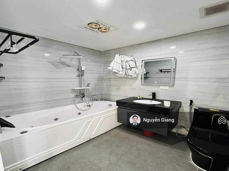 Modern Furnished Apartment with Lake View