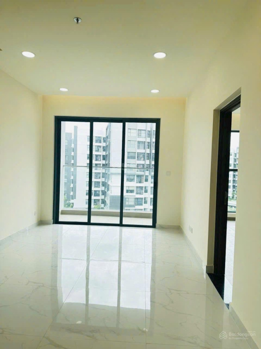 Modern 2-Bed Apartment with Pool View