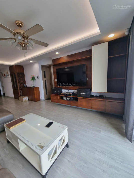 Modern 2-Bedroom High Floor Apartment with Balcony