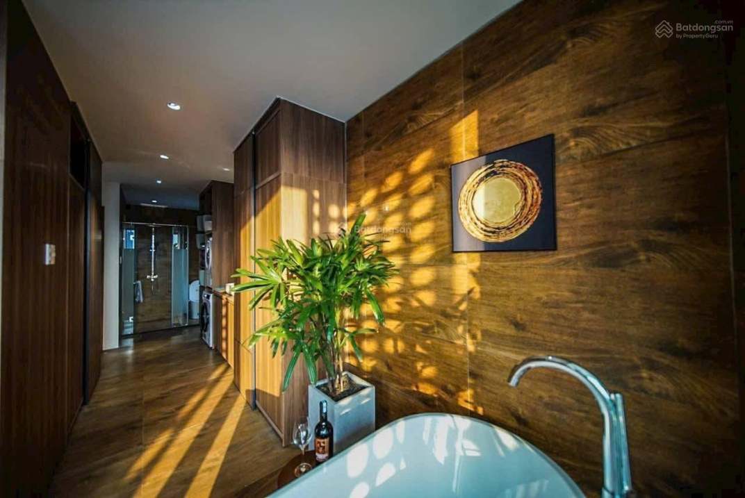 Modern Studio with City Views and Luxurious Bathroom