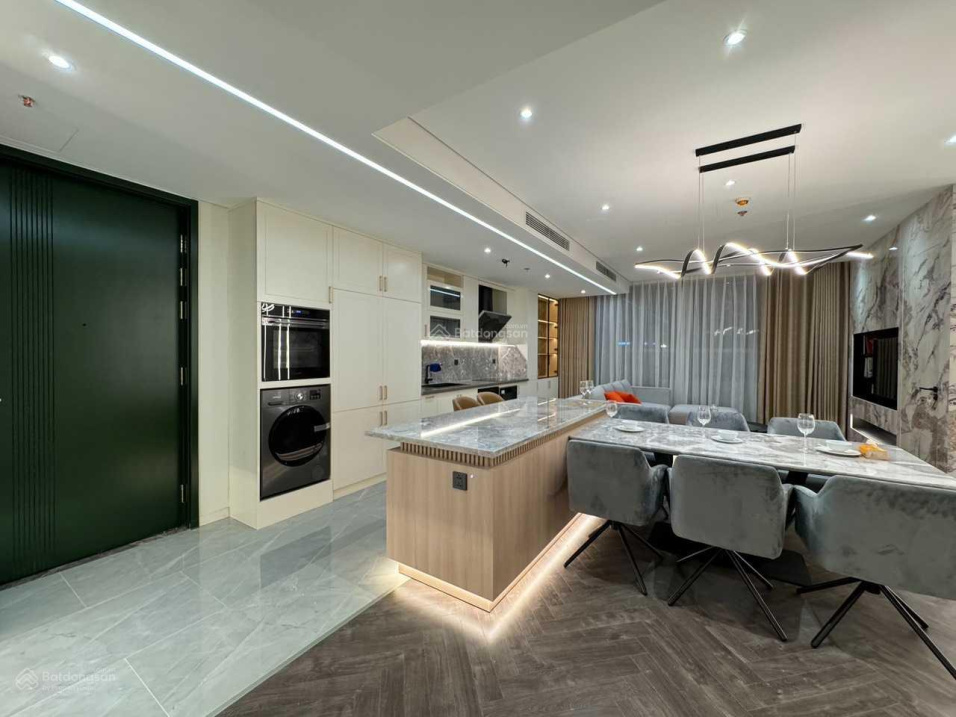Luxurious 4-Bedroom Modern Apartment with Designer Interior