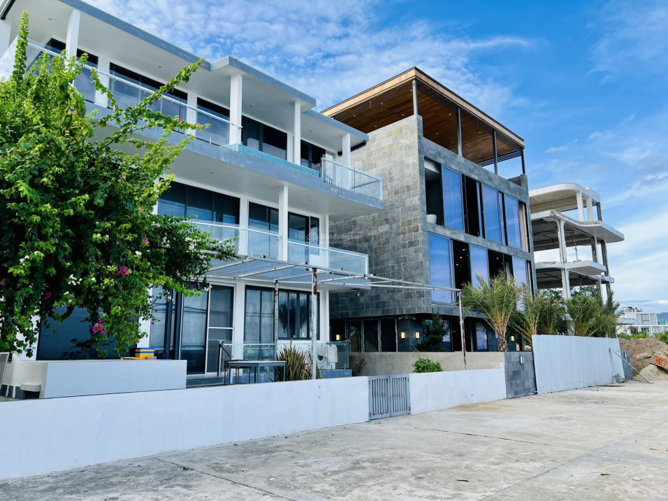 Beachfront Villa with Elevator in Nha Trang