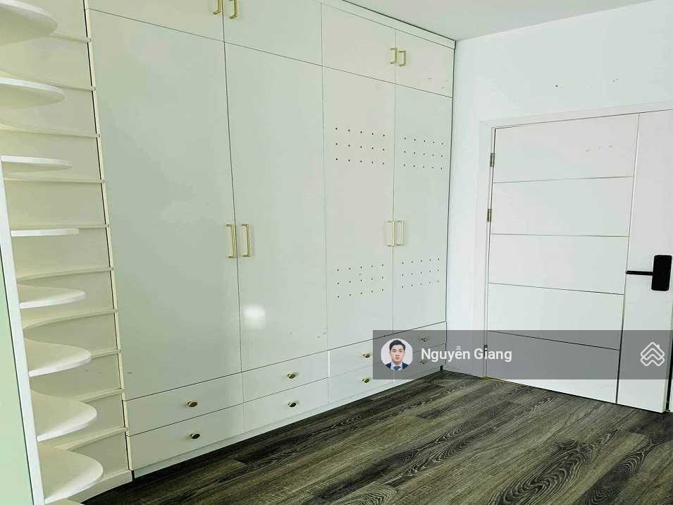 Modern Furnished Apartment with Lake View