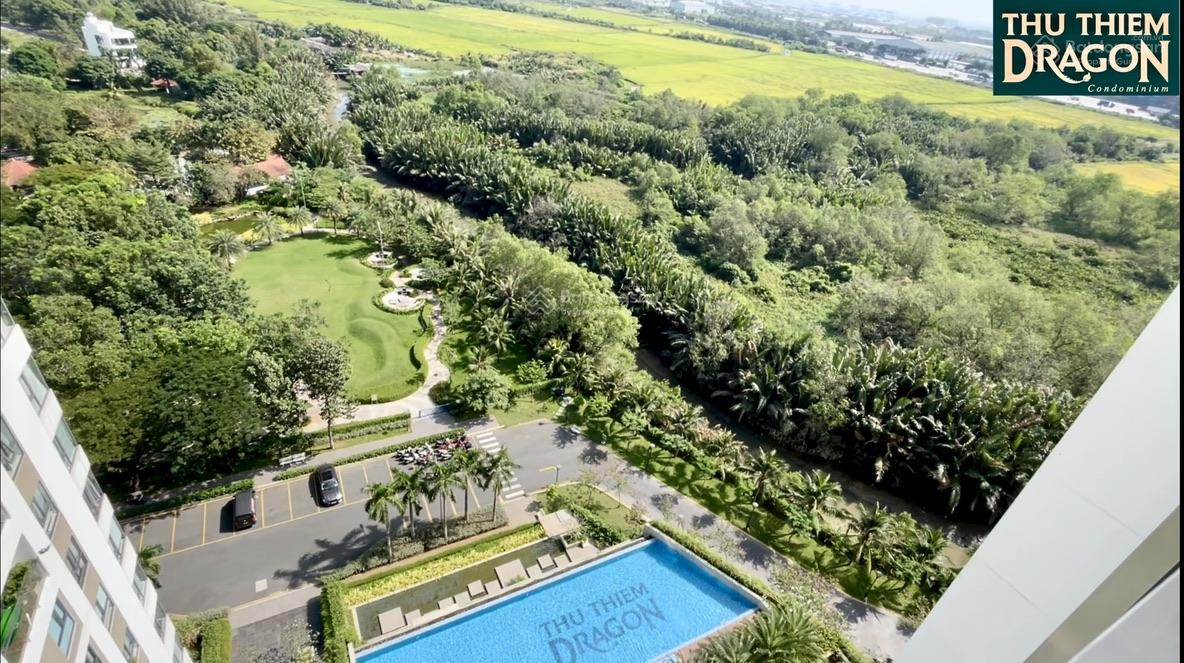 Modern 2-Bed Apartment with Golf Course View