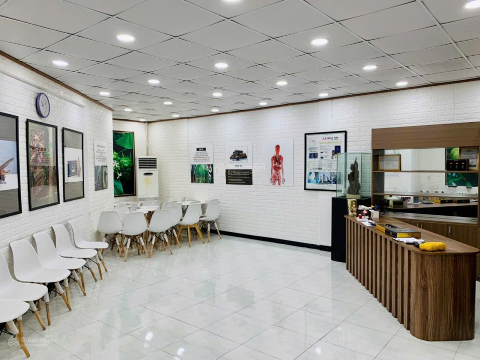 Large Corner House in Le Hong Phong Area