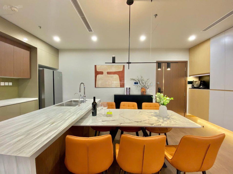 Modern Studio Apartment with Lake View