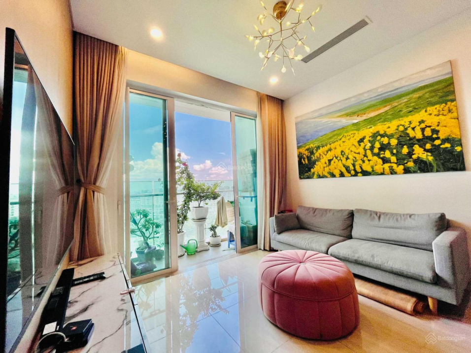 Modern 2BR Apartment with Pool View