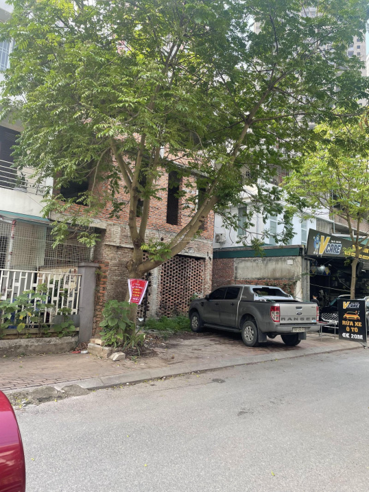 Four-Story Townhouse with 82.5sqm for Storage