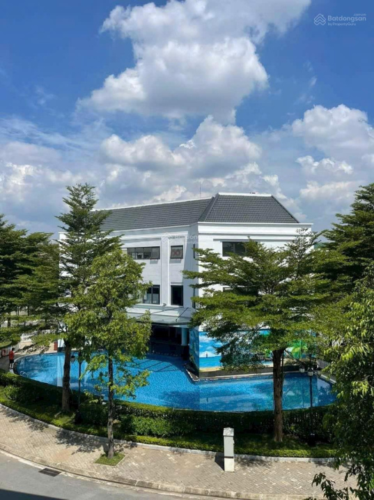4-Floor House with Elevator and Lake View