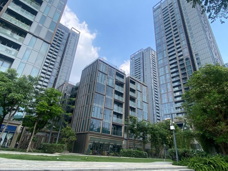 Modern 1BR Apartment with Pool View