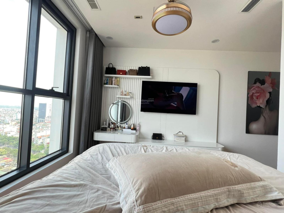 Modern 2-Bed Apartment with City Views
