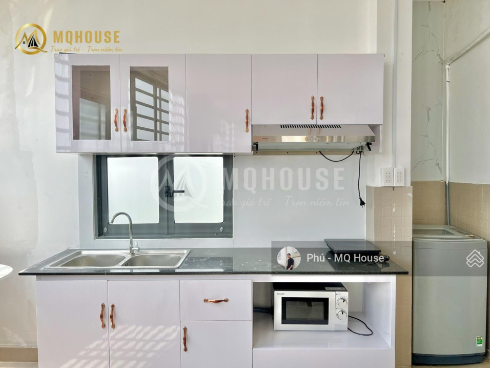 Spacious 2-Bedroom Penthouse with Large Balcony
