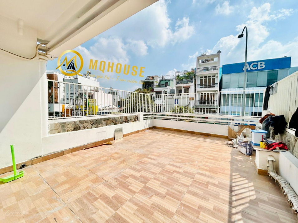 Modern Studio Near Universities with Balcony