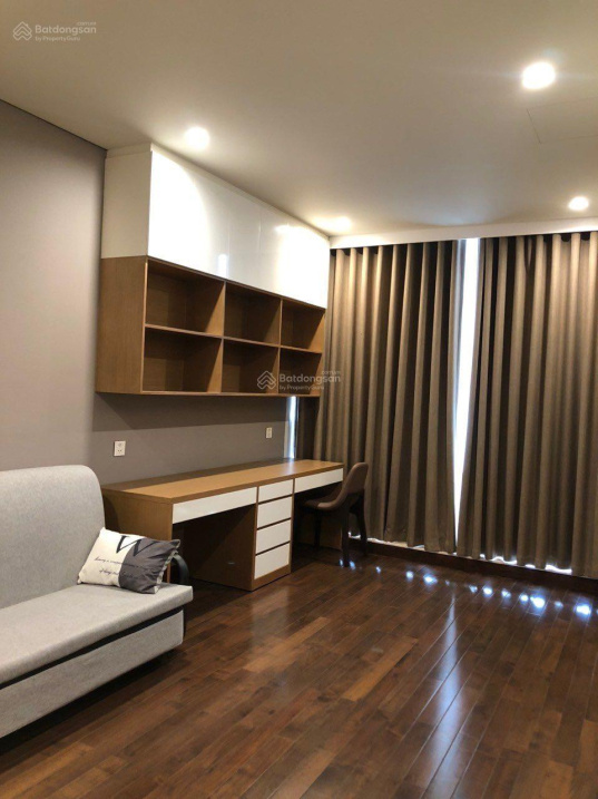Luxury 3BR Apartment with West Lake View